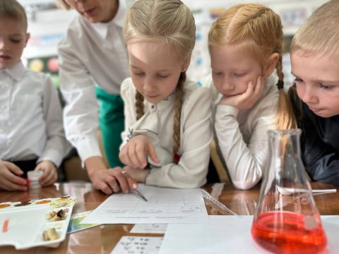Школьники Находки познакомились с профессией химика