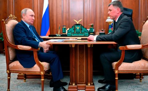 Путин поручил поднять зарплаты россиянам