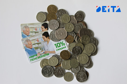 Срок перевода пенсионеров на новые банковские карты продлили