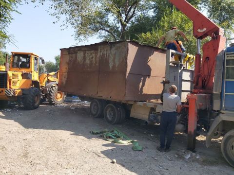Незаконные гаражи вывозят с улиц Владивостока