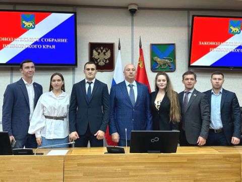Приморские депутаты вместе с молодежью приняли участие в парламентском часе 