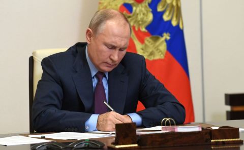 Путин запретил компаниям вывозить наличные из страны