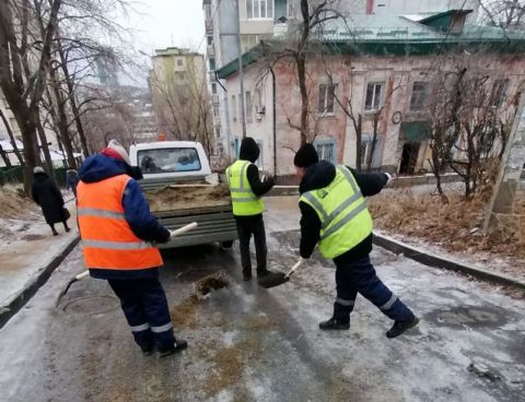 Сложные участки улиц Владивостока обрабатывают от наледи вручную