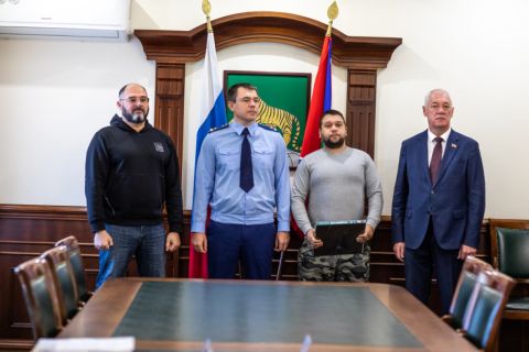 Константин Шестаков вручил ключи от квартиры детям-сиротам из Владивостока