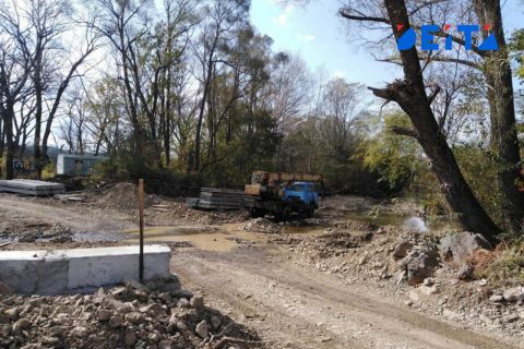 Самосвал застрял на бездорожье в Приморье на двое суток