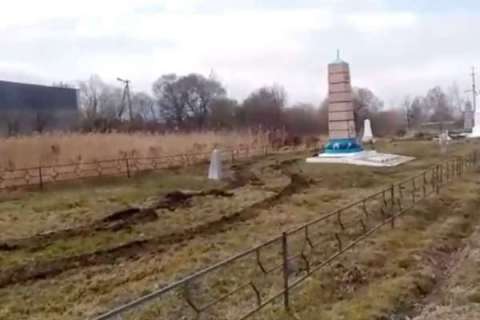 Кто уничтожил мемориальное кладбище советских солдат, разбираются в Приморье