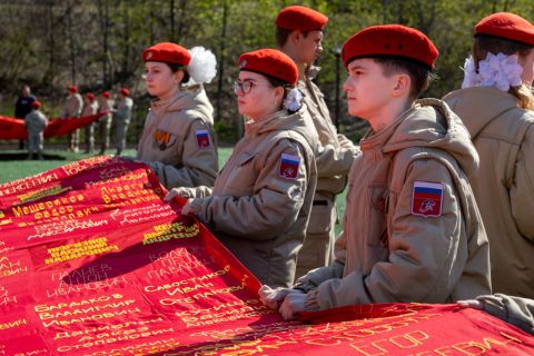 Школьники Владивостока развернули знамёна на открытии патриотического фестиваля
