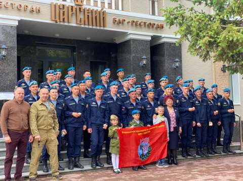 Владивосток с экскурсией посетили приморские десантники 