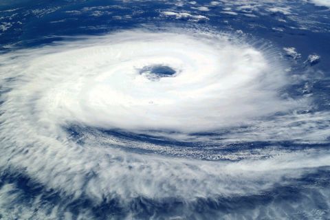 Страшный ураган крушит Россию