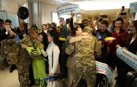 Героев России из экипажа танка «Алеша» торжественно встретили в Якутске