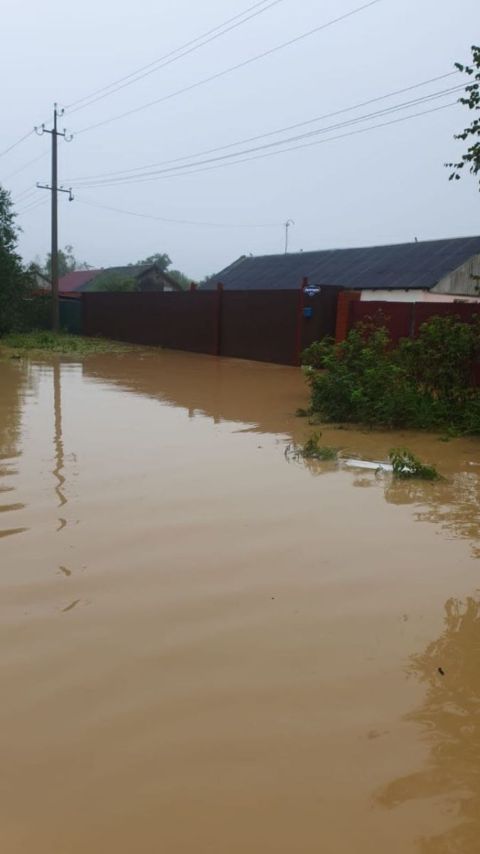 Без воды в кранах и с реками на улицах Артём пережидает непогоду
