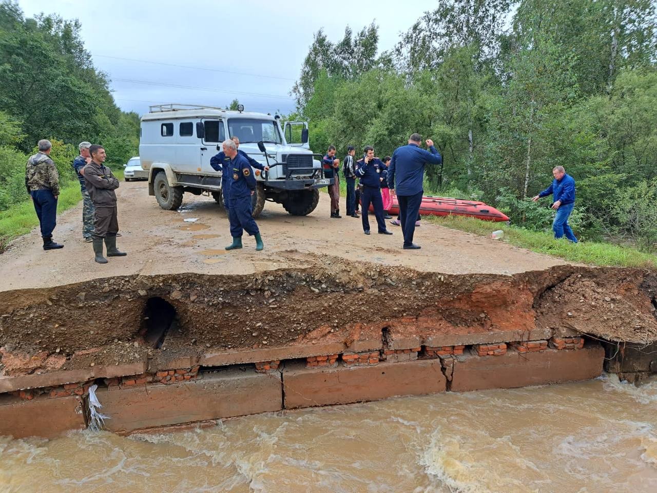 Женщина и ребёнок спасались от большой воды на дереве в Приморье