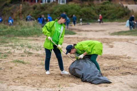 Два камаза мусора собрали с пляжа в Приморье