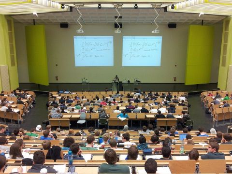 Сократить бюджетные места на ряде специальностей в вузах просит Госдума