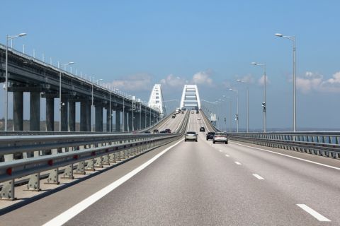 В Севастополе воздушная тревога: Крымский мост перекрыт
