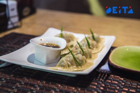 Незаконную пристройку к кафе сносят в историческом центре Владивостока