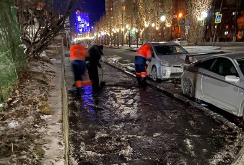 Более 100 сложных участков за ночь очистили ото льда во Владивостоке