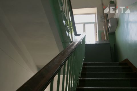 Подъезды домов во Владивостоке пропахли фекалиями из-за бездействия УК и "ловушки закона"