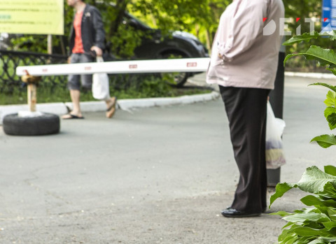 Россиян начнут штрафовать за шлагбаумы во дворах