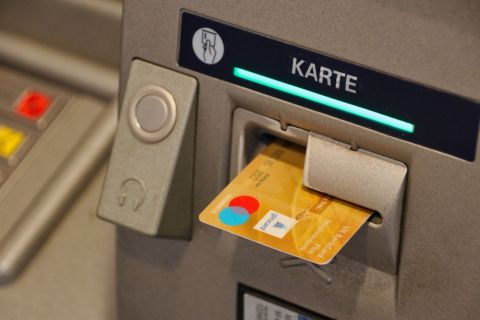 Родителям сообщат о выдаче подросткам банковских карт