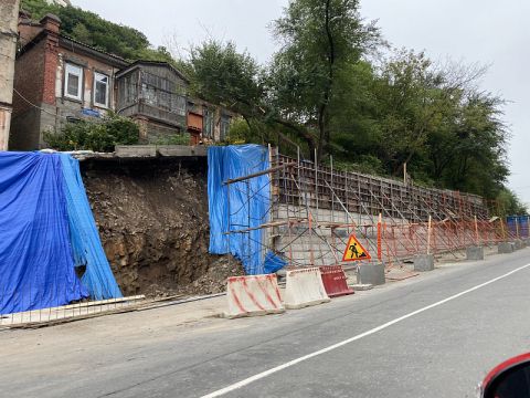 Возведение подпорной стены на Пушкинской продолжается во Владивостоке