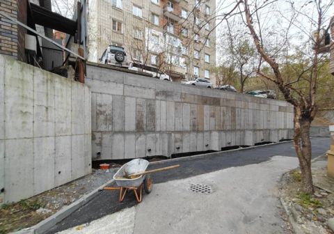 Очередную подпорную стену привели в порядок во Владивостоке