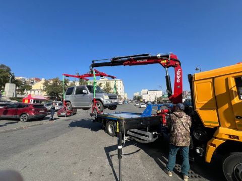 Автомобили увозят на спецстоянку: как во Владивостоке работает муниципальная служба эвакуаторов