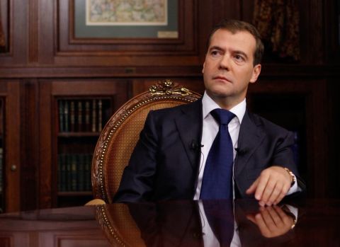 «И эти люди ругаются»: Медведев прошелся по Туску и европейским министрам
