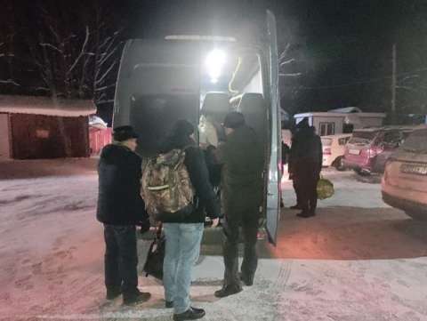 Замерзающих на федеральной трассе пассажиров автобуса эвакуировали в Хабаровск