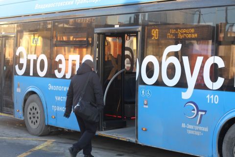 Фото-репортаж: Рай интроверта: 1 января на центральной площади Владивостока