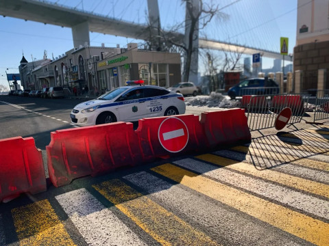 Фото-репортаж: Движение под Золотым мостом перекрыли для безопасности приморцев