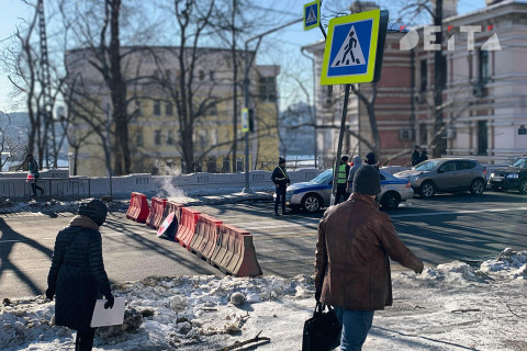 Фото-репортаж: Движение под Золотым мостом перекрыли для безопасности приморцев