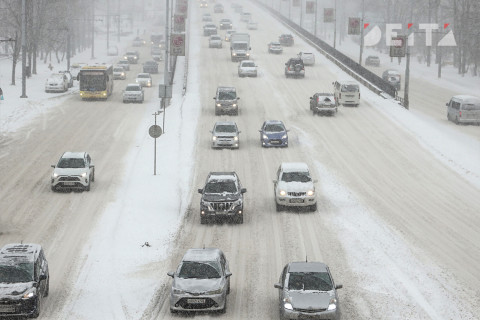 Фото-репортаж: Взаимовыручка и лопата: во Владивосток пришла зима