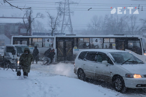Фото-репортаж: Взаимовыручка и лопата: во Владивосток пришла зима
