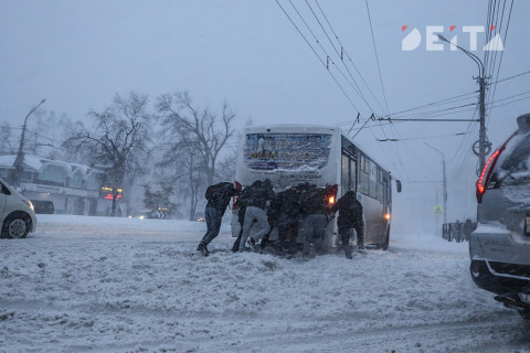 Фото-репортаж: Взаимовыручка и лопата: во Владивосток пришла зима