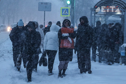 Фото-репортаж: Взаимовыручка и лопата: во Владивосток пришла зима