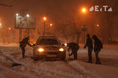 Фото-репортаж: Взаимовыручка и лопата: во Владивосток пришла зима