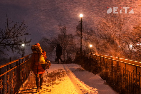 Фото-репортаж: Взаимовыручка и лопата: во Владивосток пришла зима