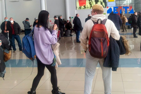 Фото-репортаж: Снежный коллапс заблокировал аэропорт Владивостока