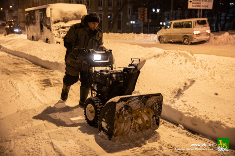 Фото-репортаж: Мэрия Владивостока привлекает дополнительные силы для уборки снега