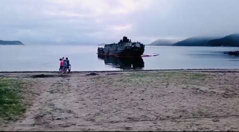 Фото-репортаж: Воду на популярном пляже Приморья загрязнили нефтью