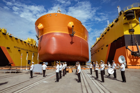 Фото-репортаж: «Звезда» спустила на воду второй танкер типа «Афрамакс»