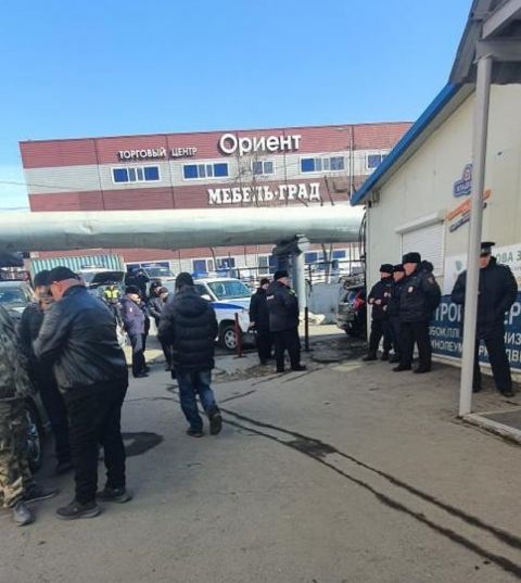 Фото-репортаж: Торговые центры на Спортивном рынке начали сносить во Владивостоке