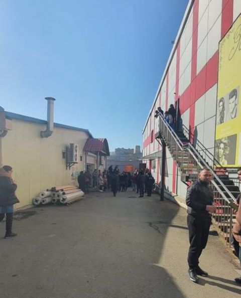 Фото-репортаж: Торговые центры на Спортивном рынке начали сносить во Владивостоке