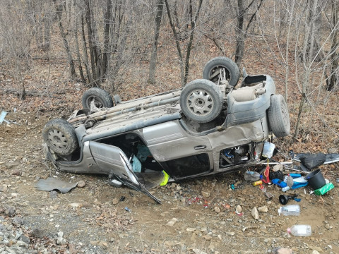 Фото-репортаж: ДТП с "перевёртышем": авто улетело в кювет в Приморье