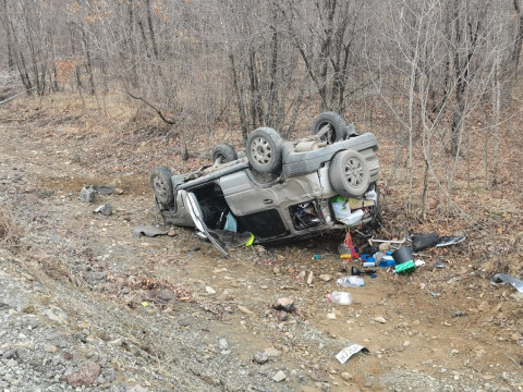 Фото-репортаж: ДТП с "перевёртышем": авто улетело в кювет в Приморье