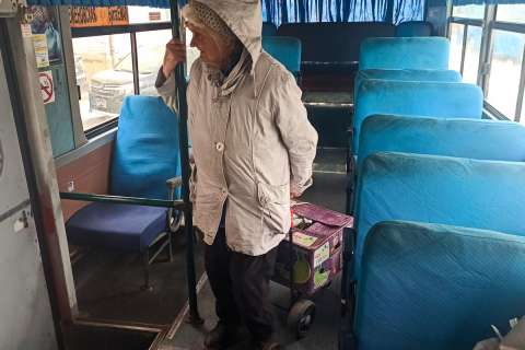 Фото-репортаж: Ребёнка войны не пустили в автобус во Владивостоке