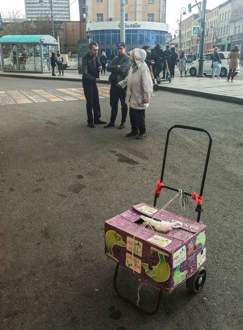 Фото-репортаж: Ребёнка войны не пустили в автобус во Владивостоке