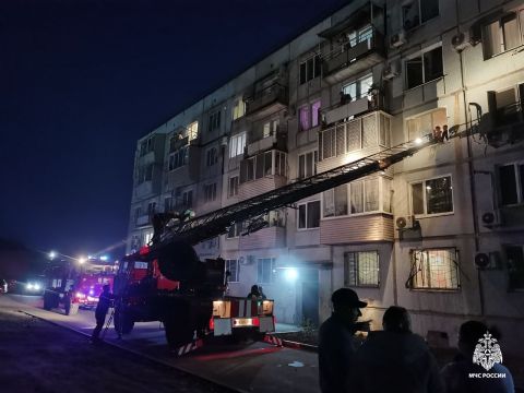 Фото-репортаж: 15 человек эвакуировали из подъезда из-за церковной свечи в Приморье