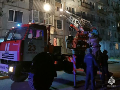 Фото-репортаж: 15 человек эвакуировали из подъезда из-за церковной свечи в Приморье